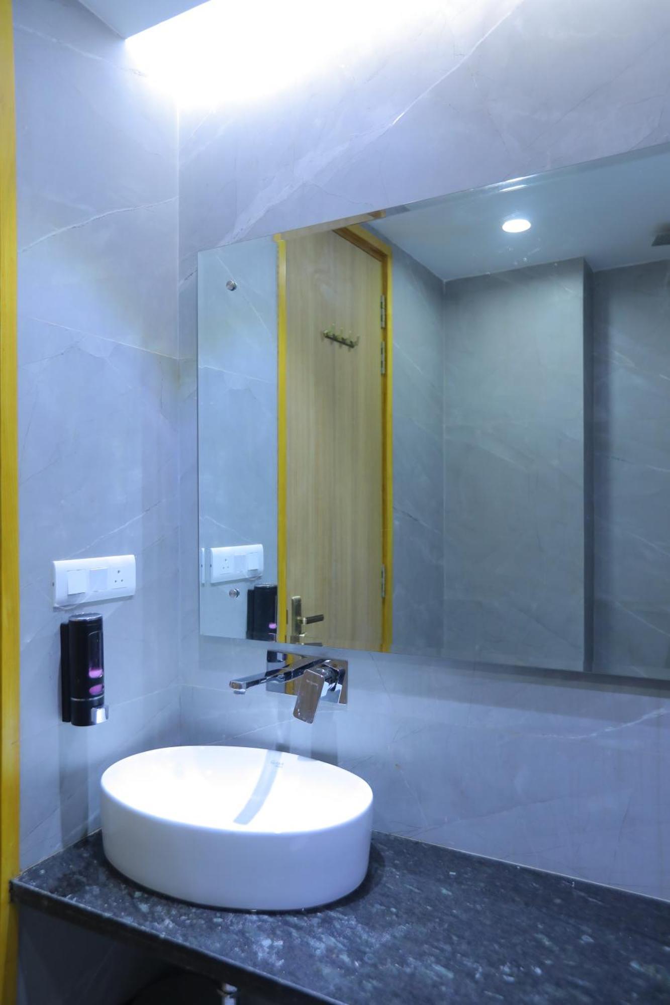 Hotel Glitz - Walk In From New Delhi Railway Station Nova Deli Exterior foto